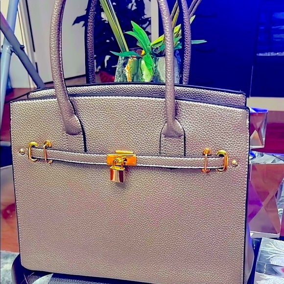 Handbags - Elegant pewter Gray Handbag!! Make a statement without saying a word!!
